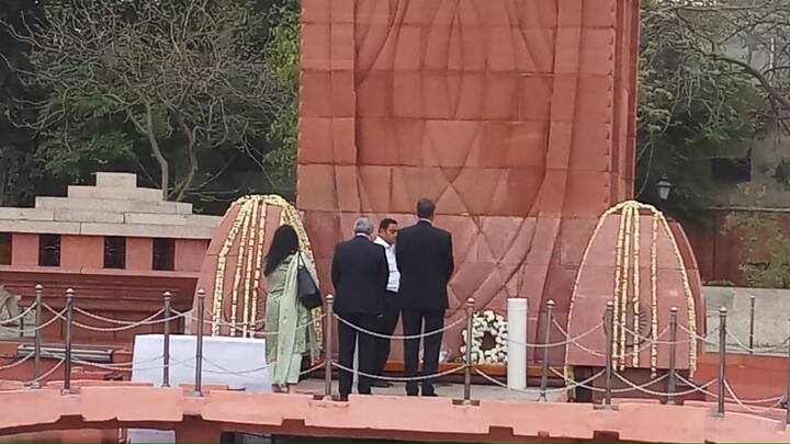 ਬਰਤਾਨੀਆ ਦੇ ਹਾਈ ਕਮਿਸ਼ਨਰ ਡੌਮਿਨਿਕ ਐਸਕੁਇਥ (Dominic Asquith) ਨੇ ਜੱਲ੍ਹਿਆਂਵਾਲਾ ਬਾਗ਼ ਦੇ ਸ਼ਹੀਦੀ ਸਮਾਰਕ 'ਤੇ ਫੁੱਲ ਮਾਲਾਵਾਂ ਭੇਟ ਕੀਤੀਆਂ। 