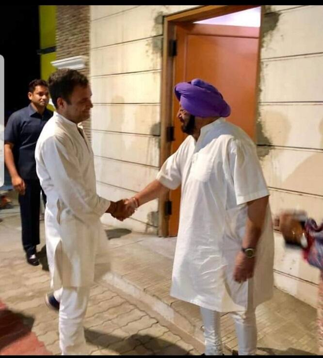 ਕਾਂਗਰਸ ਦੇ ਕੌਮੀ ਪ੍ਰਧਾਨ ਰਾਹੁਲ ਗਾਂਧੀ ਬੀਤੀ ਰਾਤ ਅੰਮ੍ਰਿਤਸਰ ਪਹੁੰਚੇ। ਹਵਾਈ ਅੱਡੇ 'ਤੇ ਮੁੱਖ ਮੰਤਰੀ ਕੈਪਟਨ ਅਮਰਿੰਦਰ ਸਿੰਘ ਨੇ ਉਨ੍ਹਾਂ ਦਾ ਸਵਾਗਤ ਕੀਤਾ।