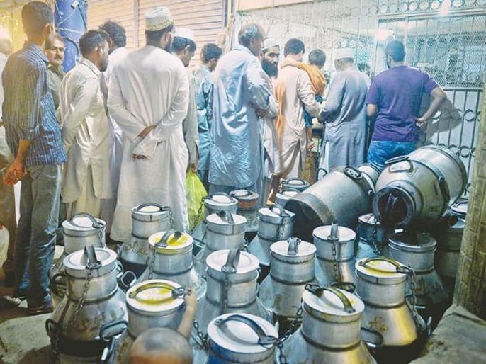 Dairy farmers in Karachi increase milk price by Rs26 per litre ਪਾਕਿਸਤਾਨ ‘ਚ ਦੁੱਧ 180 ਰੁਪਏ ਤੋਂ ਪਾਰ, ਸਰਕਾਰੀ ਭਾਅ ਵੀ ਹੈ ਸੋਚ ਤੋਂ ਪਰ੍ਹੇ..!