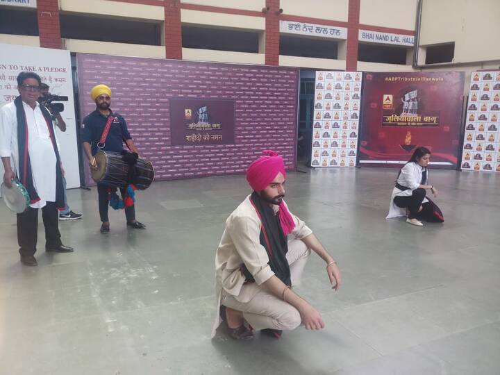 ਇਸ ਮੌਕੇ ਰਾਸ਼ਟਰਪਤੀ ਰਾਮਨਾਥ ਕੋਵਿੰਦ, ਪ੍ਰਧਾਨ ਮੰਤਰੀ ਨਰੇਂਦਰ ਮੋਦੀ ਨੇ ਆਨਲਾਈਨ ਅਤੇ ਕਾਂਗਰਸ ਪ੍ਰਧਾਨ ਰਾਹੁਲ ਗਾਂਧੀ ਤੇ ਮੁੱਖ ਮੰਤਰੀ ਕੈਪਟਨ ਅਮਰਿੰਦਰ ਸਿੰਘ ਨੇ ਜੱਲ੍ਹਿਆਂਵਾਲਾ ਬਾਗ਼ ਜਾ ਕੇ ਸ਼ਹੀਦਾਂ ਨੂੰ ਸ਼ਰਧਾਂਜਲੀ ਦਿੱਤੀ। 