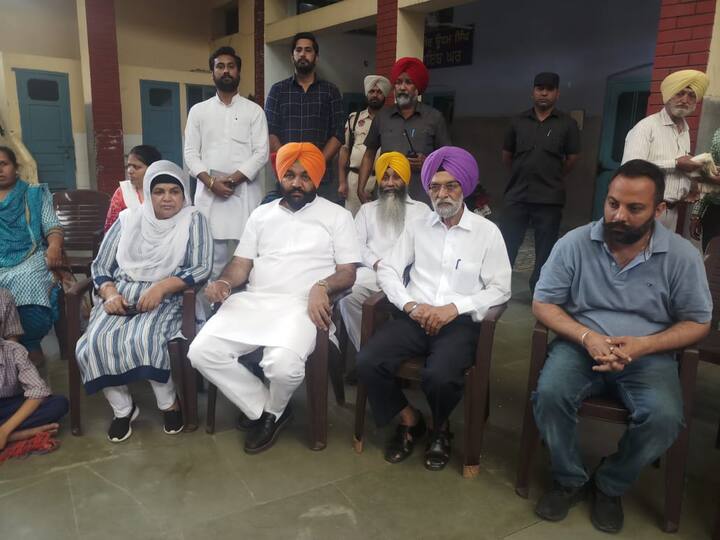ਇਸ ਤੋਂ ਪਹਿਲਾਂ ਕਿ ਲੋਕ ਕੁਝ ਸਮਝ ਪਾਉਂਦੇ, ਜਨਰਲ ਡਾਇਰ ਨੇ ਆਪਣੇ ਸਿਪਾਹੀਆਂ ਨੂੰ ਗੋਲ਼ੀ ਚਲਾਉਣ ਦਾ ਹੁਕਮ ਦੇ ਦਿੱਤਾ। ਬਾਗ਼ ਵਿੱਚ ਮੌਜੂਦ ਔਰਤਾਂ, ਬੱਚਿਆਂ, ਬਜ਼ੁਰਗਾਂ ਤੇ ਜਵਾਨਾਂ 'ਤੇ ਅੰਨ੍ਹੇਵਾਰ ਗੋਲ਼ੀਆਂ ਚਲਾਈਆਂ ਗਈਆਂ। ਆਪਣੀ ਜਾਨ ਬਚਾਉਣ ਲਈ ਕਈ ਲੋਕ ਕੰਧਾਂ 'ਤੇ ਚੜ੍ਹਨ ਲੱਗੇ ਤੇ ਕਈ ਖੂਹ ਵਿੱਚ ਛਾਲਾਂ ਮਾਰਨ ਲੱਗੇ।