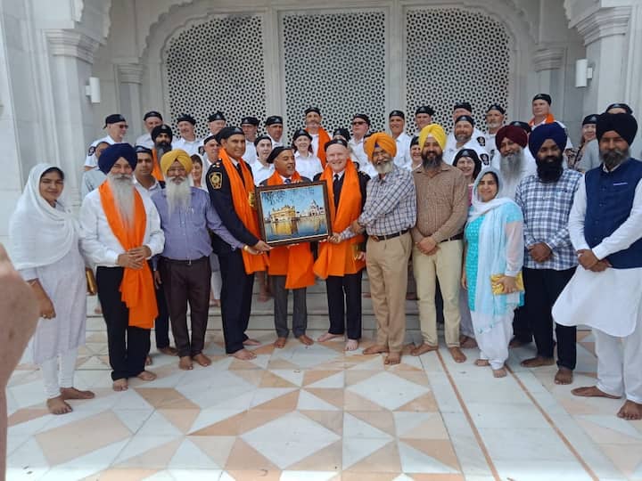 ਅੱਜ ਬੈਂਡ ਸ੍ਰੀ ਹਰਿਮੰਦਰ ਸਾਹਿਬ ਵਿੱਚ ਨਤਮਸਤਕ ਹੋਇਆ ਜਿੱਥੇ ਪ੍ਰਬੰਧਕਾਂ ਨੇ ਬੈਂਡ ਮੈਂਬਰਾਂ ਨੂੰ ਯਾਦਗਾਰੀ ਤਸਵੀਰ ਭੇਟ ਕੀਤੀ।