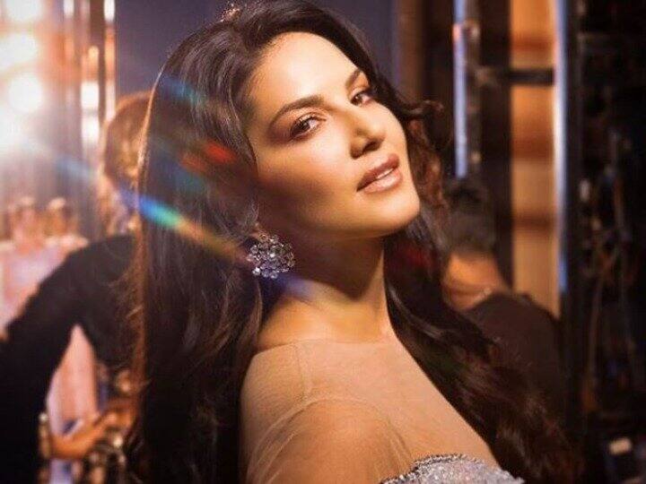 sunny leone dance on the sapna choudharys song teri aankhon ka kajal ਸਪਨਾ ਚੌਧਰੀ ਦੀ ਗੀਤ 'ਤੇਰੀ ਆਂਖਿਆ...' 'ਤੇ ਸਨੀ ਲਿਓਨੀ ਦੇ ਜ਼ਬਦਸਤ ਠੁਮਕੇ, ਵੀਡੀਓ ਵਾਇਰਲ