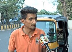 5 ਸਾਲਾਂ ਤੋਂ ਤਨਖ਼ਾਹ ਪੰਜ ਹਜ਼ਾਰ, ਅੱਕੇ ਅਧਿਆਪਕ ਨੇ ਸ਼ੁਰੂ ਕੀਤਾ ਆਟੋ ਰਿਕਸ਼ਾ ਚਲਾਉਣਾ