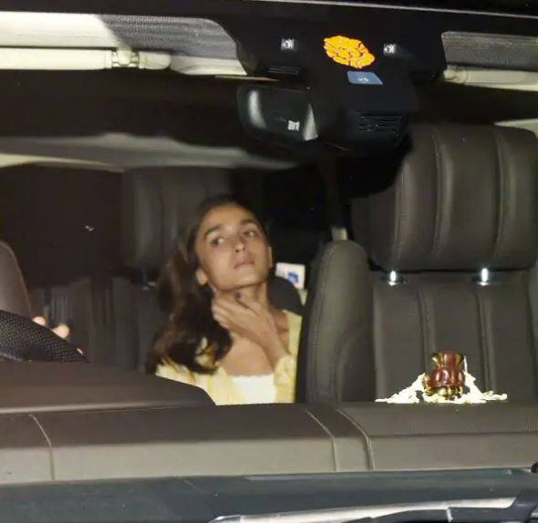 ਇਸ ਪਾਰਟੀ ‘ਚ ਰਣਬੀਰ ਕਪੂਰ ਕੈਜ਼ੂਅਲ ਕੱਪੜਿਆਂ ‘ਚ ਨਜ਼ਰ ਆਏ ਜਿਸ ਤੋਂ ਸਾਫ ਹੈ ਕਿ ਪਾਰਟੀ ਨਿੱਜੀ ਸੀ।