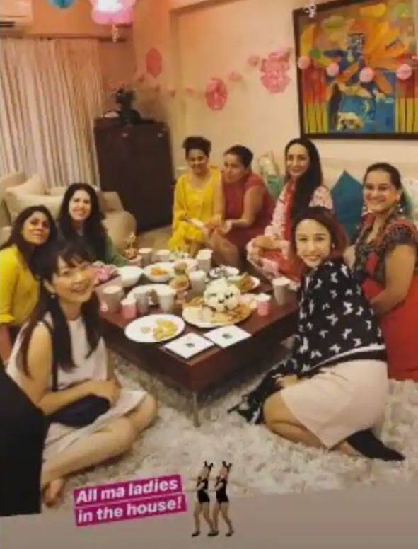 ਬੇਬੀ ਸ਼ਾਵਰ ਦੀ ਪਾਰਟੀ ਮੌਕੇ ਸਮੀਰਾ ਦਾ ਘਰ ਗੁਬਾਰਿਆਂ ਨਾਲ ਸਜਿਆ ਹੋਇਆ ਨਜ਼ਰ ਆ ਰਿਹਾ ਹੈ।