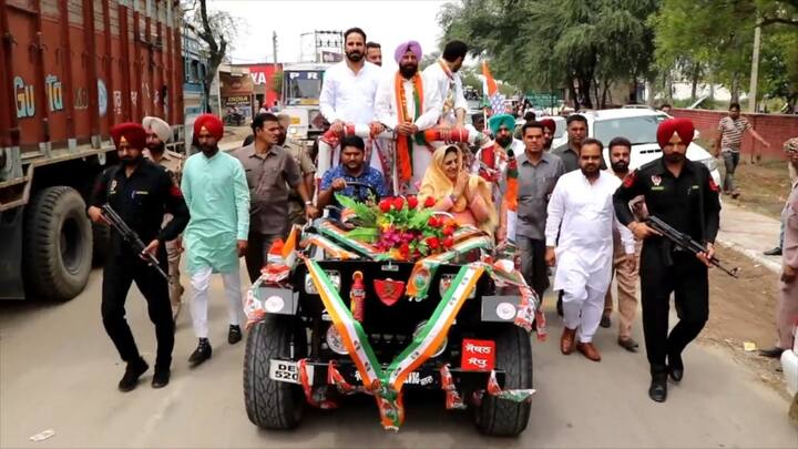 ਸੰਗਰੂਰ: ਕਾਂਗਰਸ ਦੇ ਲੋਕ ਸਭਾ ਉਮੀਦਵਾਰ ਕੇਵਲ ਸਿੰਘ ਢਿੱਲੋਂ ਤੇ ਸਾਬਕਾ ਮੁੱਖ ਮੰਤਰੀ ਰਜਿੰਦਰ ਕੌਰ ਭੱਠਲ ਨੇ ਖੁੱਲ੍ਹੀ ਜੀਪ ਵਿੱਚ ਸਵਾਰ ਹੋ ਕੇ ਚੋਣ ਪ੍ਰਚਾਰ ਕੀਤਾ। ਸਾਬਕਾ ਵਿਧਾਇਕ ਨੇ ਆਪਣੀ ਜੀਪ ਨੂੰ ਕਾਫੀ ਸ਼ਿੰਗਾਰਿਆ ਹੋਇਆ ਸੀ। 