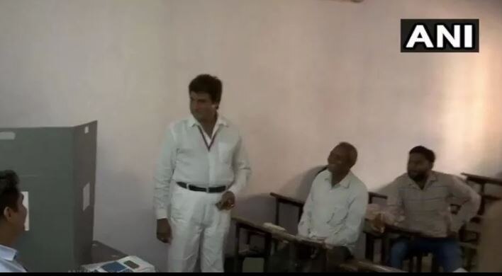 ਉਧਰ ਯੂਪੀ ਕਾਂਗਰਸ ਦੇ ਮੁਖੀ ਰਾਜ ਬੱਬਰ ਵੀ ਵੋਟ ਕਰਦੇ ਨਜ਼ਰ ਆਏ।