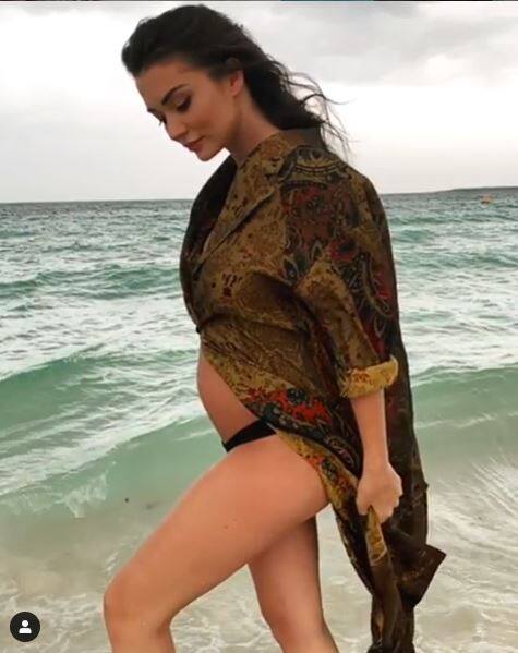 ਆਪਣੇ ਆਉਣ ਵਾਲੇ ਬੱਚੇ ਲਈ ਐਮੀ ਨਾ ਸਿਰਫ ਖੁਸ਼ ਹੈ ਸਗੋਂ ਆਪਣੇ ਪਾਰਟਨਰ ਨਾਲ ਉਹ ਕੁਆਲਟੀ ਟਾਈਮ ਵੀ ਸਪੈਂਡ ਕਰ ਰਹੀ ਹੈ।