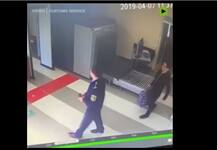 ਸਮਾਨ ਰੱਖਣ ਦੀ ਥਾਂ ਬੰਦੇ ਨੇ ਖ਼ੁਦ ਹੀ ਐਕਸ-ਰੇਅ ਮਸ਼ੀਨ ‘ਚ ਵੜਿਆ, ਤਸਵੀਰਾਂ ਵਾਇਰਲ