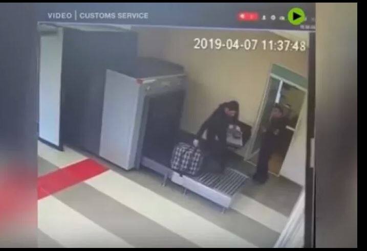 ਸਿਕਊਰਟੀ ਗਾਰਡ ਜੋ ਸਾਮਾਨ ਦੀ ਐਕਸ-ਰੇਅ ਮਸ਼ੀਨ ‘ਚ ਚੈਕਿੰਗ ਕਰ ਰਿਹਾ ਸੀ ਇਹ ਪੂਰਾ ਮਾਮਲਾ ਦੇਖ ਕੇ ਹੈਰਾਨ ਹੋ ਗਿਆ।