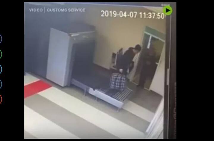 ਜਦੋਂਕਿ ਇਸ ਵੀਡੀਓ ‘ਤੇ ਲੋਕ ਵੱਖ-ਵੱਖ ਤਰ੍ਹਾਂ ਦੇ ਕੁਮੈਂਟ ਵੀ ਕਰ ਰਹੇ ਹਨ। ਤੁਸੀਂ ਵੀ ਦੇਖੋ ਇਸ ਪੂਰੇ ਘਟਨਾ ਦੀ ਤਸਵੀਰਾਂ।