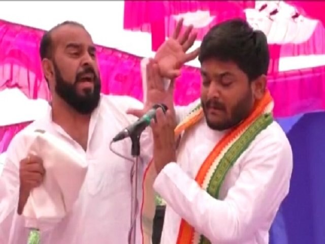 Hardik Patel slapped at a public meeting in Gujarat ਕਾਂਗਰਸੀ ਉਮੀਦਵਾਰ ਹਾਰਦਿਕ ਪਟੇਲ ਨੂੰ ਮੰਚ 'ਤੇ ਥੱਪੜ