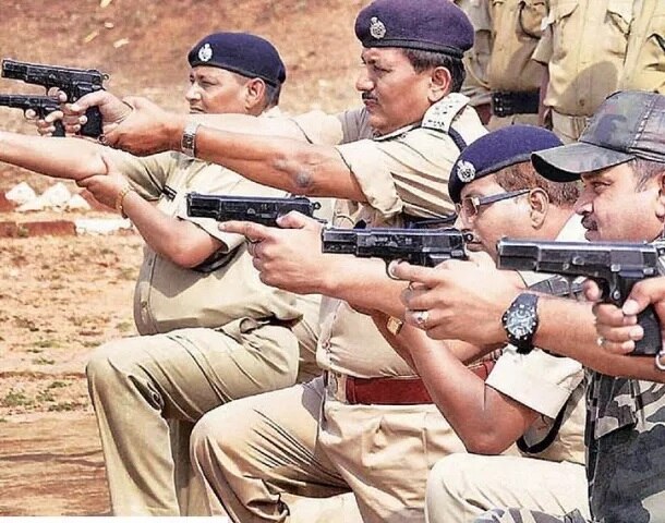 ਦਿੱਲੀ ਵਿੱਚ ਲਾਪਤਾ ਮਹਿਲਾ ਦੀ ਜਾਂਚ ਦਾ ਮਾਮਲਾ ਪਿਛਲੇ 8 ਮਹੀਨਿਆਂ ਤੋਂ ਲਟਕਿਆ ਹੋਇਆ ਹੈ। ਅਜਿਹਾ ਇਸ ਲਈ ਹੈ ਕਿਉਂਕਿ ਜੋਤਸ਼ੀ ਨੇ ਇਸ ਮਾਮਲੇ ਵਿੱਚ 'ਮਹਾਂਦੋਸ਼' ਦੀ ਗੱਲ ਆਖੀ ਹੈ। ਜੋਤਸ਼ੀ ਨੇ ਕਿਹਾ ਹੈ ਕਿ 19 ਅਪਰੈਲ ਨੂੰ 'ਮਹਾਂਦੋਸ਼' ਖ਼ਤਮ ਹੋਣ ਤੋਂ ਪਹਿਲਾਂ ਇਸ ਮਾਮਲੇ ਵਿੱਚ ਕੁਝ ਨਹੀਂ ਹੋ ਸਕਦਾ।