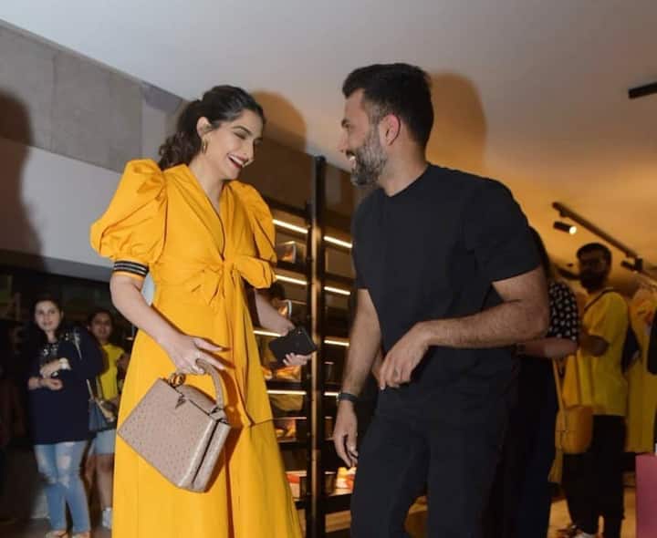 ਆਨੰਦ ਆਹੂਜਾ ਤੇ ਸੋਨਮ ਕਪੂਰ ਨੇ ਇੱਕ ਵਾਰ ਫੇਰ ਆਪਣੇ ਫੈਨਸ ਦਾ ਦਿਲ ਜਿੱਤਿਆ ਹੈ। ਦੋਵੇਂ ਬੀਤੇ ਦਿਨੀਂ ਦਿੱਲੀ ‘ਚ ਇੱਕ ਸਟੋਰ ਲੌਂਚਿੰਗ ਇਵੈਂਟ ‘ਤੇ ਪਹੁੰਚੇ ਜਿੱਥੇ ਆਨੰਦ ਨੇ ਗੋਢਿਆਂ ਭਾਰ ਬੈਠ ਕੇ ਸੋਨਮ ਦੇ ਬੂਟਾਂ ਦੇ ਫੀਤੇ ਬੰਨ੍ਹੇ।