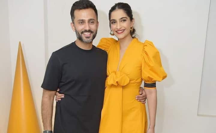 ਸਟੋਰ ਲੌਂਚ ਮੌਕੇ ਕੈਮਰੇ ‘ਚ ਕੈਦ ਹੋਏ ਇਸ ਕਲਿੱਪ ਦਾ ਸਾਦਗੀ ਭਰਿਆ ਅੰਦਾਜ਼ ਦੇਖ ਆਮ ਲੋਕ ਹੈਰਾਨ ਹੋ ਗਏ। ਇਸ ਦੌਰਾਨ ਸੋਨਮ ਹੱਸਦੀ ਨਜ਼ਰ ਆਈ।