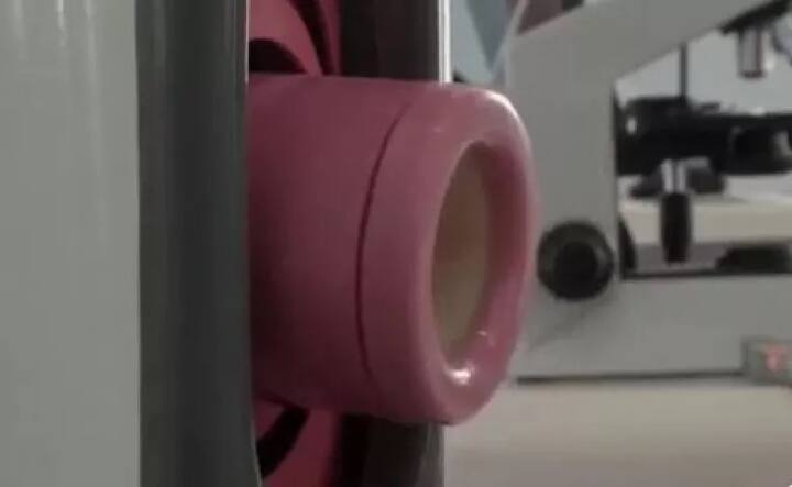 ਇਹ ਮਸ਼ੀਨ ਹਸਪਤਾਲਾਂ ਵਿੱਚ ਡੋਨਰਜ਼ ਤੋਂ ਸਪਰਮ ਇਕੱਠੇ ਕਰਨ ਵਿੱਚ ਮਦਦ ਕਰੇਗੀ। ਇਸ ਦੀ ਖ਼ਾਸ ਗੱਲ ਇਹ ਵੀ ਹੈ ਕਿ ਦਾਨੀਆਂ ਨੂੰ ਉਤੇਜਿਤ ਹੋਣ ਲਈ ਹੱਥਰਸੀ ਨਹੀਂ ਕਰਨੀ ਪਵੇਗੀ। 