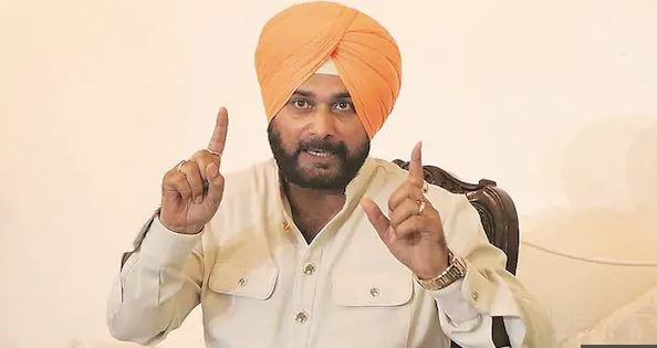 Navjot Singh Sidhu targets smriti-irani-educational-qualification ਨਹੀਂ ਮੁੜੇ 'ਗੁਰੂ'! ਹੁਣ ਸ੍ਰਮਿਤੀ ਇਰਾਨੀ ਨੂੰ ਜਾ ਛੇੜਿਆ