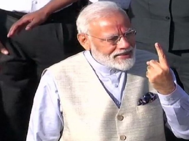 PM Narendra Modi casts vote at polling booth in Ahmedabad ਪੀਐਮ ਮੋਦੀ ਨੇ ਪਾਈ ਵੋਟ, ਨਾਲ ਹੀ ਜਨਤਾ ਨੂੰ ਕੀਤੀ ਅਪੀਲ