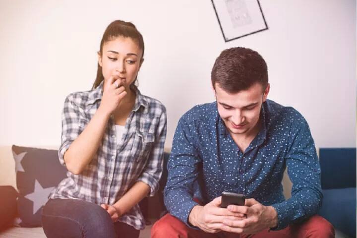 ਗਲੀਡਨ ਐਪ ਨੂੰ ਸਾਲ 2009 ਵਿੱਚ ਫਰਾਂਸ ਵਿੱਚ ਜਾਰੀ ਕੀਤਾ ਗਿਆ ਸੀ, ਜਿਸ ਤੋਂ ਅੱਠ ਸਾਲ ਮਗਰੋਂ ਭਾਰਤ ਵਿੱਚ ਲੌਂਚ ਕੀਤਾ ਗਿਆ। ਅੱਜ ਭਾਰਤ ਵਿੱਚ ਇਸ ਦੇ 30 ਫ਼ੀਸਦ ਮੈਂਬਰ ਹਨ। 34 ਸਾਲ ਤੇ 49 ਸਾਲ ਉਮਰ ਵਰਗ ਦੀਆਂ ਵਿਆਹੁਤਾ ਔਰਤਾਂ ਸ਼ਾਮਲ ਹਨ।