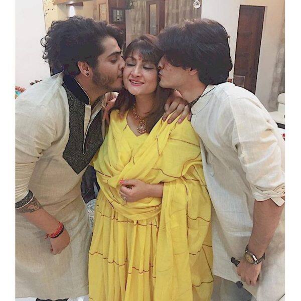 ਤਸਵੀਰ ‘ਚ ਉਰਵਸ਼ੀ ਆਪਣੇ ਦੋਵੇਂ ਬੇਟਿਆਂ ਨਾਲ ਨਜ਼ਰ ਆ ਰਹੀ ਹੈ। ਉਸ ਨੇ ਅਜੇ ਤਕ ਵਿਆਹ ਨਹੀਂ ਕੀਤਾ ਹੈ।