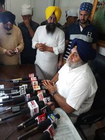 ਨਾਮਜ਼ਦਗੀ ਭਰਨ ਤੋਂ ਪਹਿਲਾਂ ਗੁਰੂ ਘਰ ਆਸ਼ੀਰਵਾਦ ਲੈਣ ਪੁੱਜਾ ਬਾਦਲ ਜੋੜਾ, \'ਜਾਖੜ ਦੀ ਜ਼ਮਾਨਤ ਹੋਏਗੀ ਜ਼ਬਤ\'