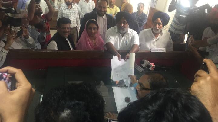ਇਸ ਮਗਰੋਂ ਅੰਮ੍ਰਿਤਸਰ ਤੋਂ ਵੱਡਾ ਰੋਡ ਸ਼ੋਅ ਕਰਦਿਆਂ ਉਹ ਫਿਰੋਜ਼ਪੁਰ ਪੁੱਜੇ। ਇਸ ਦੌਰਾਨ ਉਨ੍ਹਾਂ ਨਾਲ ਹਰਸਿਮਰਤ ਕੌਰ ਬਾਦਲ ਵੀ ਨਾਲ ਮੌਜੂਦ ਰਹੇ। ਯਾਦ ਰਹੇ ਫਿਰੋਜ਼ਪੁਰ ਵਿੱਚ ਸੁਖਬੀਰ ਦਾ ਟਾਕਰਾ ਸ਼ੇਰ ਸਿੰਘ ਘੁਬਾਇਆ ਨਾਲ ਹੋ ਰਿਹਾ ਹੈ।