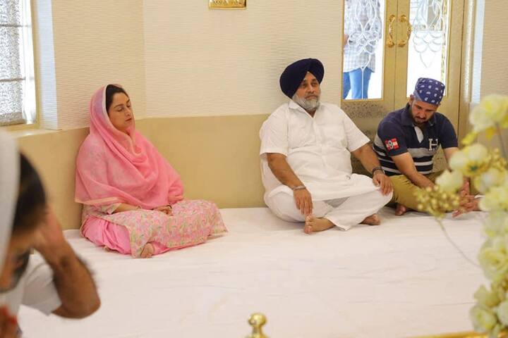ਇਸ ਦੌਰਾਨ ਸੁਖਬੀਰ ਬਾਦਲ ਨੇ ਮੁੱਖ ਮੰਤਰੀ ਕੈਪਟਨ ਅਮਰਿੰਦਰ ਸਿੰਘ ਨੂੰ ਖਰੀਆਂ-ਖਰੀਆਂ ਸੁਣਾਈਆਂ। ਉਨ੍ਹਾਂ ਕਿਹਾ ਕਿ ਕੈਪਟਨ ਆਪਣੀ ਹਾਰ ਮੰਨੀ ਬੈਠੇ ਹਨ। ਡਰੇ ਹੋਏ ਹਨ ਇਸ ਲਈ ਹੀ ਆਪਣੇ ਮੰਤਰੀਆਂ ਨੂੰ ਧਮਕਾ ਰਹੇ ਹਨ। ਇਸ ਦੇ ਨਾਲ ਹੀ ਉਨ੍ਹਾਂ ਕਿਹਾ ਕਿ ਕੈਪਟਨ ਜ਼ੁਬਾਨ ਦੇ ਪੱਕੇ ਨਹੀਂ। 