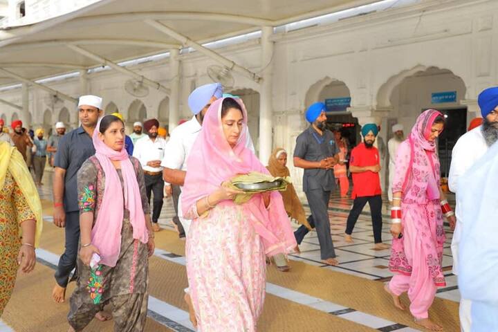 ਇਸ ਦੇ ਨਾਲ ਹੀ ਜਦੋਂ ਉਨ੍ਹਾਂ ਨੂੰ ਅਕਾਲੀ ਦਲ 'ਤੇ ਚੋਣਾਂ 'ਚ SGPC ਦੇ ਫੰਡ ਵਰਤਣ ਦੇ ਲੱਗੇ ਇਲਜ਼ਾਮਾਂ ਬਾਰੇ ਪੁੱਛਿਆ ਗਿਆ ਤਾਂ ਉਨ੍ਹਾਂ ਸਵਾਲ ਪੁੱਛਣ ਵਾਲੇ ਪੱਤਰਕਾਰ ਨੂੰ ਖ਼ਬਰਦਾਰ ਕੀਤਾ। ਉਨ੍ਹਾਂ ਕਿਹਾ ਕਿ ਸਿੱਖ ਹੋਣ ਦੇ ਨਾਤੇ ਤੁਹਾਨੂੰ ਇਹ ਸਵਾਲ ਨਹੀਂ ਪੁੱਛਣਾ ਚਾਹੀਦਾ। SGPC ਦੇ ਫੰਡ ਖਾਵਾਂਗੇ ਤਾਂ ਮੰਨ ਜਾਵਾਂਗੇ।