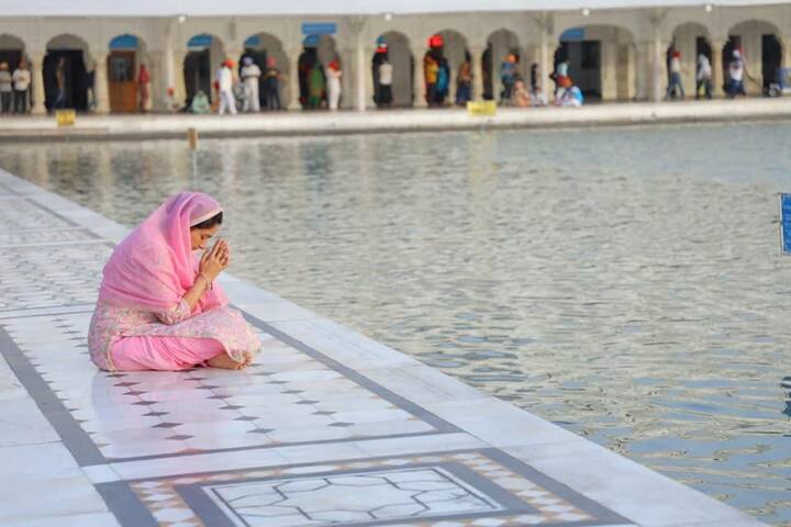 ਹਰਸਿਮਤ ਬਾਦਲ ਨੂੰ 'ਹੰਕਾਰੀ' ਕਹਿਣ ਬਾਰੇ ਕੈਪਟਨ ਨੂੰ ਕਰਾਰਾ ਜਵਾਬ ਦਿੰਦਿਆਂ ਸੁਖਬੀਰ ਬਾਦਲ ਨੇ ਕਿਹਾ ਕਿ ਕੈਪਟਨ ਨੂੰ ਆਪਣੇ ਸੂਬੇ ਬਾਰੇ ਕੁਝ ਨਹੀਂ ਪਤਾ ਜਦਕਿ ਹਰਸਿਮਰਤ ਨੇ ਸੂਬੇ ਵਿੱਚ ਫੂਡ ਪਾਰਕ ਲਿਆਂਦੇ। ਉਨ੍ਹਾਂ ਕੈਪਟਨ ਨੂੰ ਨਖਿੱਧ, ਨਿਕੰਮਾ ਤੇ ਨਾਲਾਇਕ ਮੁੱਖ ਮੰਤਰੀ ਦੱਸਿਆ।