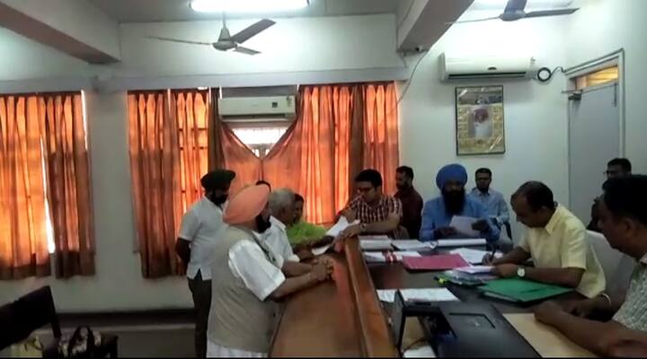 ਗੁਰਦਾਸਪੁਰ ਦੇ ਚੋਣ ਪਿੜ ਬਾਰੇ ਉਨ੍ਹਾਂ ਕਿਹਾ ਕਿ ਸੰਨੀ ਦਿਓਲ ਦੇ ਆਉਣ ਨਾਲ ਸੁਨੀਲ ਜਾਖੜ 'ਤੇ ਕੋਈ ਫ਼ਰਕ ਨਹੀਂ ਪਏਗਾ। ਸੰਨੀ ਦਿਓਲ ਚੋਣਾਂ ਤੋਂ ਬਾਅਦ ਉੱਥੋਂ ਚਲਾ ਜਾਏਗਾ।