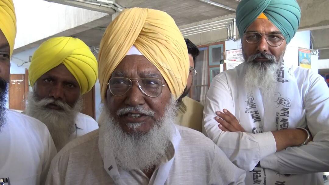 ਨਾਮਜ਼ਦਗੀ ਭਰਨ ਗਏ 'ਆਪ' ਦੇ ਐਮਪੀ ਨੇ ਚਾੜ੍ਹਿਆ ਚੰਨ, ਬੇਰੰਗ ਪਰਤੇ prof. sadhu singh done unsuccessful attemp to file nomination from faridkot as he left some papers at home ਨਾਮਜ਼ਦਗੀ ਭਰਨ ਗਏ 'ਆਪ' ਦੇ ਐਮਪੀ ਨੇ ਚਾੜ੍ਹਿਆ ਚੰਨ, ਬੇਰੰਗ ਪਰਤੇ