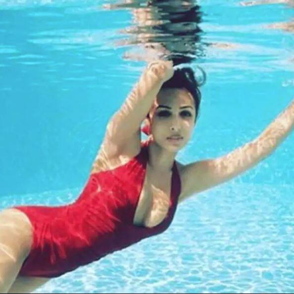ਪਰ ਮਲਾਇਕਾ ਦੀ ਲੇਟੈਸਟ ਤਸਵੀਰਾਂ ਸੋਸ਼ਲ ਮੀਡੀਆ ‘ਤੇ ਕਹਿਰ ਢਾਹ ਰਹੀਆਂ ਹਨ। ਜਿਨ੍ਹਾਂ ‘ਚ ਮਲਾਇਕਾ ਡੂੰਘੇ ਪਾਣੀ ਦੇ ਅੰਦਰ ਤੈਰਦੀ ਕਰਦੀ ਨਜ਼ਰ ਆ ਰਹੀ ਹੈ।