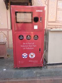 ਦਰਬਾਰ ਸਾਹਿਬ ਵਿਖੇ ਲੱਗੀ ਅਨੋਖੀ ਮਸ਼ੀਨ, ਪਲਾਸਟਿਕ ਦੀਆਂ ਖਾਲੀ ਬੋਤਲਾਂ ਵੱਟੇ ਦਿੰਦੀ ਡਿਸਕਾਊਂਟ ਕੂਪਨ