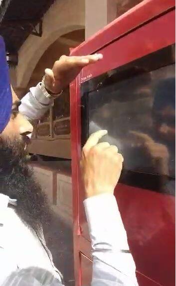 ਖਾਲੀ ਬੋਤਲ ਇਸ ਮਸ਼ੀਨ 'ਚ ਸੁੱਟਣ ਵਾਲਿਆਂ ਨੂੰ ਡਿਸਕਾਊਂਟ ਕੂਪਨ ਦਿੱਤੇ ਜਾ ਰਹੇ ਹਨ ਜਿਨ੍ਹਾਂ ਨੂੰ ਭਰਾਵਾਂ ਦੇ ਢਾਬੇ ਤੇ ਪੰਜਾਬੀ ਜੁੱਤੀ ਦੇ ਸਟੋਰਾਂ ਤੋਂ ਇਲਾਵਾ ਹੋਰ ਸ਼ਾਪਿੰਗ ਸਟੋਰਾਂ 'ਤੇ ਇਸਤੇਮਾਲ ਕੀਤਾ ਜਾ ਸਕਦਾ ਹੈ।