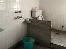 ਛੱਤ \'ਤੇ ਖੇਡਦੀ-ਖੇਡਦੀ ਗੁਆਂਢੀਆਂ ਦੇ ਬਾਥਰੂਮ \'ਚ ਡਿੱਗੀ ਬੱਚੀ, 4 ਦਿਨ ਪਾਣੀ ਆਸਰੇ ਟਿਕੀ