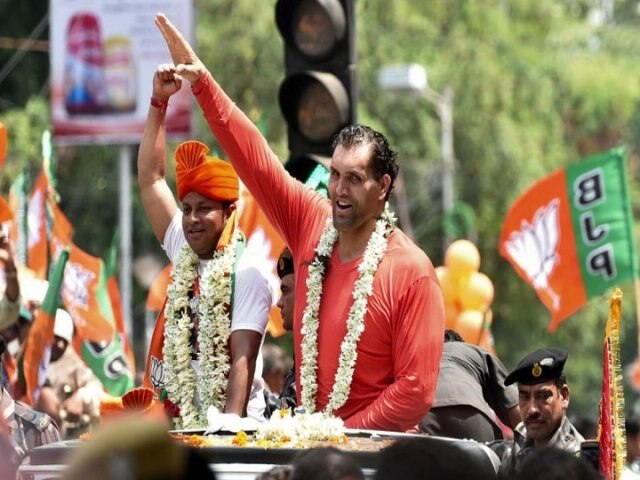 tmc writes to ec over wrestler the great khali campaigs for bjp in jadavpur ਵੋਟਾਂ ਮੰਗਣ ਲਈ ਬੀਜੇਪੀ ਨੇ ਲਿਆਂਦਾ ਭਲਵਾਨ ਖਲੀ, ਲੱਗਾ ਵੱਡਾ ਇਲਜ਼ਾਮ