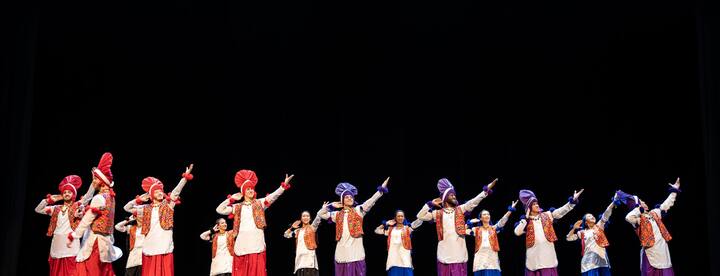 ਗ਼ੈਰ ਪੰਜਾਬੀ ਹੋ ਕੇ ਵੀ ਐਰਿਕ ਬਹੁਤ ਸੁਹਣਾ ਭੰਗੜਾ ਪਾਉਂਦਾ ਹੈ। 