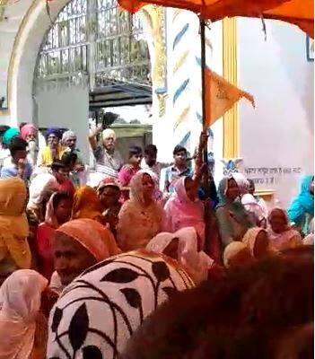 ਬਾਦਲ ਕਹਿੰਦੀ ਹੈ ਕਿ ਇਹ ਝੰਡੀਆਂ ਉਨ੍ਹਾਂ ਨੂੰ ਜਾ ਕੇ ਦਿਖਾਓ ਜਿਨ੍ਹਾਂ ਨੇ ਤੁਹਾਡੇ ਨੀਲੇ ਕਾਰਡ ਕੱਟੇ ਹਨ। 