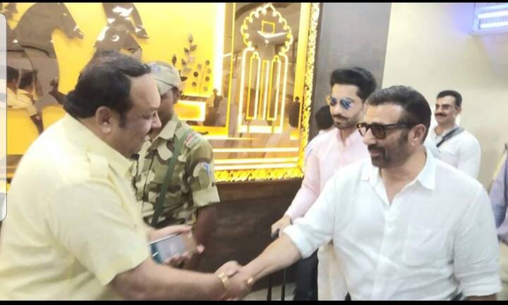 ਭਲਕੇ ਨਾਮਜ਼ਦਗੀ ਦਾਖ਼ਲ ਕਰਨ ਲਈ ਸੰਨੀ ਦਿਓਲ ਅੰਮ੍ਰਿਤਸਰ ਤੋਂ ਗੁਰਦਾਸਪੁਰ ਤਕ ਰੋਡ ਸ਼ੋਅ ਕਰਨਗੇ ਅਤੇ ਇਸ ਦੌਰਾਨ ਉਨ੍ਹਾਂ ਦੇ ਪਿਤਾ ਧਰਮਿੰਦਰ ਤੇ ਭਰਾ ਬੌਬੀ ਦਿਓਲ ਵੀ ਪਹੁੰਚਣਗੇ।