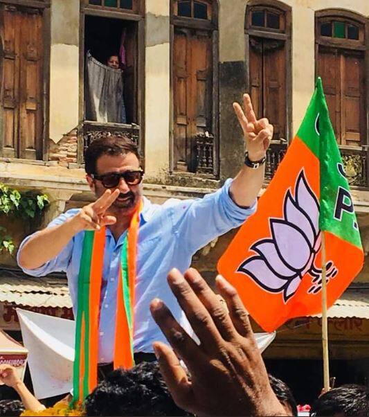 ਅੰਮ੍ਰਿਤਸਰ: ਪੰਜਾਬ ਵਿੱਚ ਵੀ ਲੋਕ ਸਭਾ ਚੋਣਾਂ ਦਾ ਮੈਦਾਨ ਪੂਰੀ ਤਰ੍ਹਾਂ ਭਖ਼ ਚੁੱਕਿਆ ਹੈ ਤੇ ਸੂਬੇ ਦੀਆਂ ਕੁਝ ਹੌਟ ਸੀਟਾਂ 'ਤੇ ਮੁਕਾਬਲਾ ਬੇਹੱਦ ਫਸਵਾਂ ਤੇ ਦਿਲਚਸਪ ਹੈ। ਇਸ ਚੋਣ ਮਾਹੌਲ ਨੂੰ ਹੋਰ ਮਘਾਉਣ ਲਈ ਗੁਰਦਾਸਪੁਰ ਤੋਂ ਭਾਰਤੀ ਜਨਤਾ ਪਾਰਟੀ ਦੇ ਉਮੀਦਵਾਰ ਤੇ ਉੱਘੇ ਫ਼ਿਲਮੀ ਕਲਾਕਾਰ ਸੰਨੀ ਦਿਓਲ ਪੰਜਾਬ ਪਹੁੰਚ ਗਏ ਹਨ।