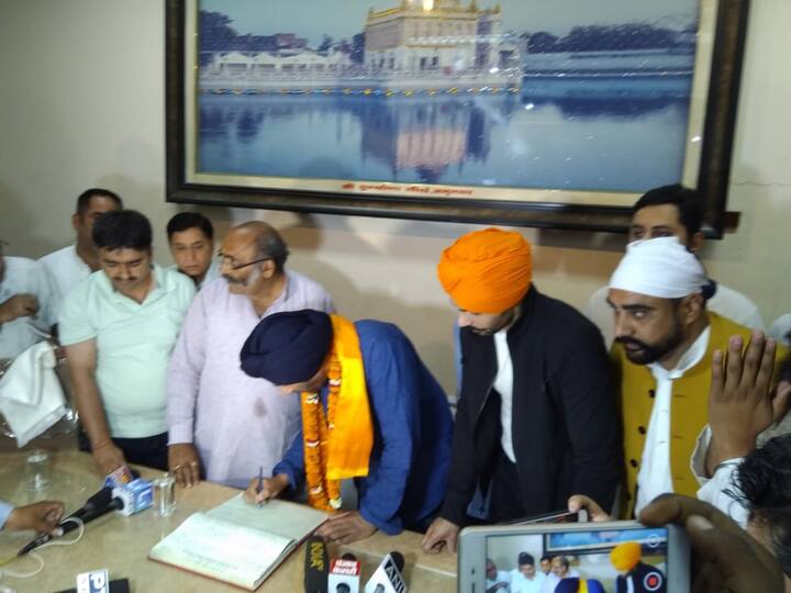 ਅੱਜ ਉਹ ਆਪਣਾ ਨਾਮਜ਼ਦਗੀ ਪੱਤਰ ਵੀ ਦਾਖ਼ਲ ਕਰਵਾਉਣਗੇ। ਉਹ ਕੱਲ੍ਹ ਦੁਪਹਿਰ ਨੂੰ ਹੀ ਮੁੰਬਈ ਤੋਂ ਅੰਮ੍ਰਿਤਸਰ ਪਹੁੰਚ ਗਏ ਸਨ ਜਿੱਥੇ ਉਨ੍ਹਾਂ ਇੱਕ ਹੋਟਲ ਵਿੱਚ ਕੈਪਟਨ ਅਭਿਮਨਿਊ ਤੇ ਹੋਰ ਬੀਜੇਪੀ ਲੀਡਰਾਂ ਨਾਲ ਮੀਟਿੰਗ ਕੀਤੀ।