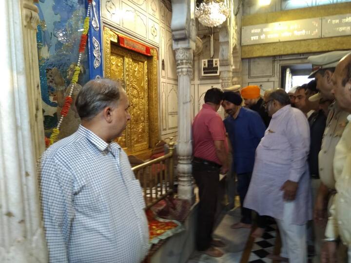 ਦੱਸ ਦੇਈਏ ਗੁਰਦਾਸਪੁਰ ਵਿੱਚ ਸਨੀ ਦਿਓਲ ਤੇ ਸੁਨੀਲ ਜਾਖੜ ਤੋਂ ਇਲਾਵਾ ਆਮ ਆਦਮੀ ਪਾਰਟੀ ਦੇ ਉਮੀਦਵਾਰ ਪੀਟਰ ਮਸੀਹ ਤੇ ਪੰਜਾਬ ਜਮਹੂਰੀ ਗਠਜੋੜ ਦੇ ਉਮੀਦਵਾਰ ਲਾਲਚੰਦ ਵੀ ਚੋਣ ਮੈਦਾਨ ਵਿੱਚ ਹਨ।