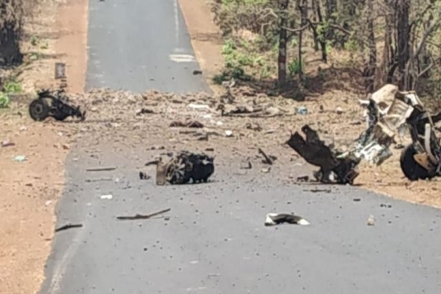 naxals blow up police vehicle in maharashtra gadchiroli 10 commandos martyred ਪੁਲਿਸ ਜਵਾਨਾਂ ਦੇ ਕਾਫ਼ਲੇ 'ਤੇ ਹਮਲਾ, 10 ਸ਼ਹੀਦ