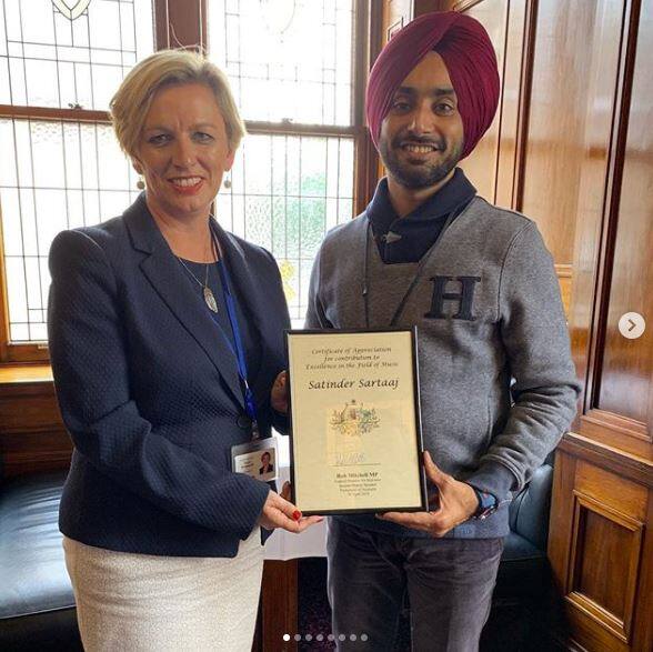 ਇਸ ਦੇ ਨਾਲ ਹੀ ਉਨ੍ਹਾਂ ਨੇ ਆਪਣੇ ਫੈਨਜ਼ ਨਾਲ ਇੱਕ ਹੋਰ ਖੁਸ਼ੀ ਸਾਂਝੀ ਕੀਤੀ ਹੈ। ਸਤਿੰਦਰ ਸਰਤਾਜ ਨੇ ਤਸਵੀਰਾਂ ਸ਼ੇਅਰ ਕਰਦੇ ਹੋਏ ਲਿਖਿਆ ਹੈ, ‘An Honour in The #Parliament of Victoria @victorianparliament #Australiain #Melbourne.’