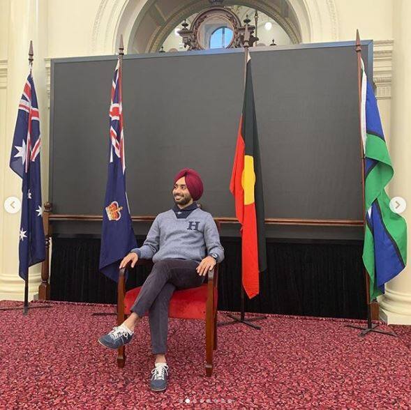 ਪੰਜਾਬੀ ਇੰਡਸਟਰੀ ਦੇ ਨਾਮੀ ਗਾਇਕ ਸਤਿੰਦਰ ਸਰਤਾਜ ਨੇ ਆਪਣੀ ਦਮਦਾਰ ਆਵਾਜ਼ ਨਾਲ ਦੇਸ਼ ਤੇ ਵਿਦੇਸ਼ਾਂ 'ਚ ਬੈਠੇ ਪੰਜਾਬੀਆਂ ਦੇ ਦਿਲਾਂ ਵਿੱਚ ਖ਼ਾਸ ਜਗ੍ਹਾ ਬਣਾਈ ਹੈ।