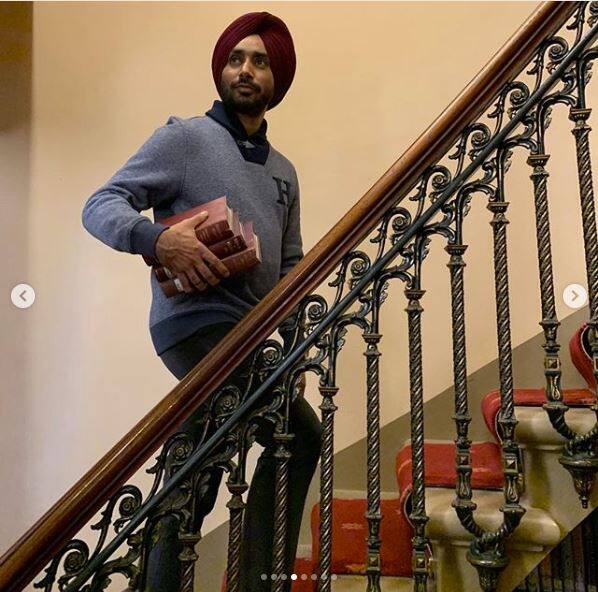 ਇਸ ਤਰ੍ਹਾਂ ਉਹ ਪਹਿਲੇ ਪੰਜਾਬੀ ਗਾਇਕ ਨੇ ਜਿਨ੍ਹਾਂ ਨੂੰ ਆਸਟਰੇਲੀਆ ਦੀ ਪਾਰਲੀਮੈਂਟ ਨੇ ਸਨਮਾਨਿਤ ਕੀਤਾ ਹੈ। 