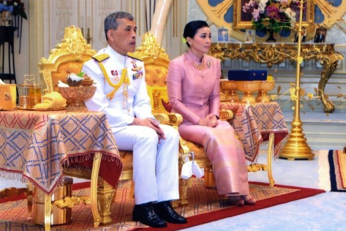 Thailand king marries bodyguard ahead of coronation ਇਸ਼ਕ ਨਾ ਪੁੱਛੇ ਜਾਤ! ਰਾਜੇ ਨੇ ਕਰਵਾਇਆ ਸੁਰੱਖਿਆ ਕਰਮੀ ਨਾਲ ਵਿਆਹ 