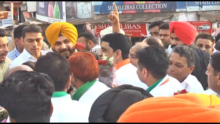 ਇਸ ਦੇ ਨਾਲ ਹੀ ਉਨ੍ਹਾਂ ਮੋਦੀ ਬਾਰੇ ਕਿਹਾ, 'ਬਾਤ ਕਰੋੜੋਂ ਕੀ, ਦੁਕਾਨ ਪਕੋੜੇ ਕੀ?'