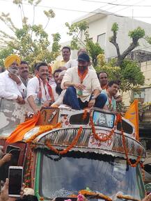 ਗੁਰਦਾਸਪੁਰ ਟਰੱਕ ਲੈ ਕੇ ਨਿਕਲੇ ਸੰਨੀ ਦਿਓਲ, ਭਰਾ ਬੌਬੀ ਦਿਓਲ ਨੇ ਵੀ ਕੀਤੀ ਸਵਾਰੀ